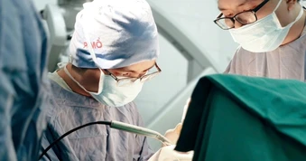 Nam sinh 12 tuổi cấp cứu vì trò đùa dại của bạn, để bút bi dưới ghế ngồi