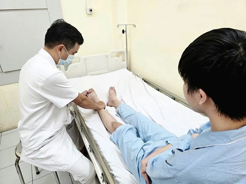 Nam sinh liệt vận động do thói quen ngồi khoanh chân kéo dài Nam sinh liệt vận động do thói quen ngồi khoanh chân kéo dài