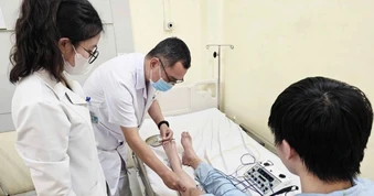 Nam sinh liệt vận động do thói quen ngồi khoanh chân kéo dài
