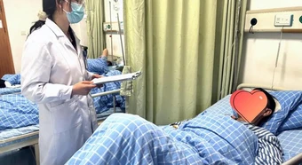 Nam sinh lớp 11 thủng dạ dày sau khi ăn bát bún vì 1 thói quen "vạn người mê"