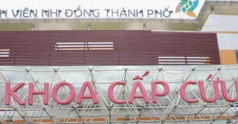 Nam sinh rơi vào tình thế nguy hiểm khi nằm võng ăn bánh