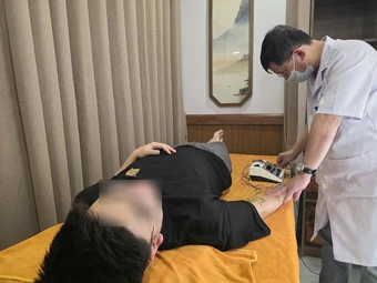 Nam thanh niên 27 tuổi bị liệt cánh tay sau giờ chợp mắt ngủ trưa: Bác sĩ Bệnh viện Bạch Mai cảnh báo liệt dây thần kinh quay