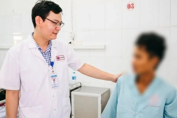 Nam thanh niên bị cành cây đâm xuyên vùng bụng, chấn thương gan Nam thanh niên bị cành cây đâm xuyên vùng bụng, chấn thương gan