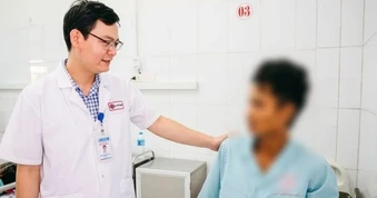 Nam thanh niên bị cành cây đâm xuyên vùng bụng, chấn thương gan