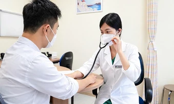 Nam thanh niên bị cổ trướng do tăng bạch cầu ái toan - Báo TinVina