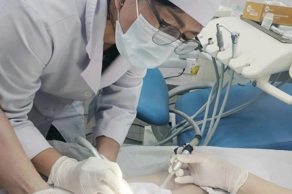 Nam thanh niên bị kẹt dương vật trong cờ lê sắt