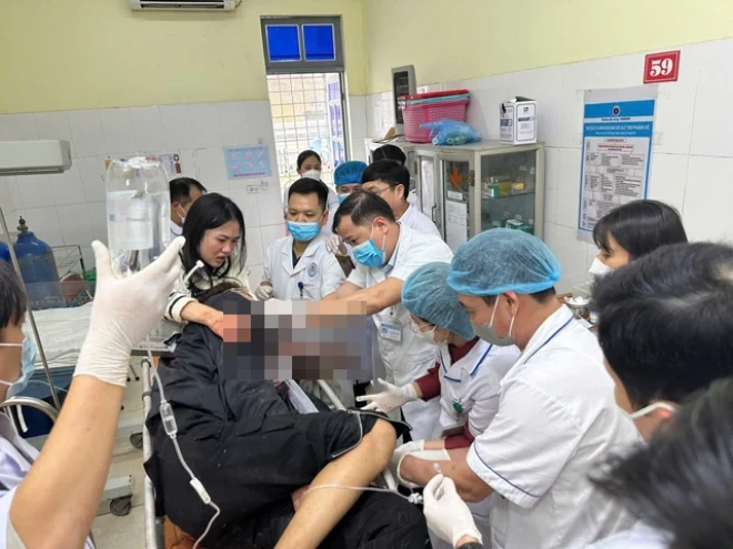 Nam thanh niên bị thanh sắt đâm xuyên ngực trên cao tốc Nội Bài - Lào Cai