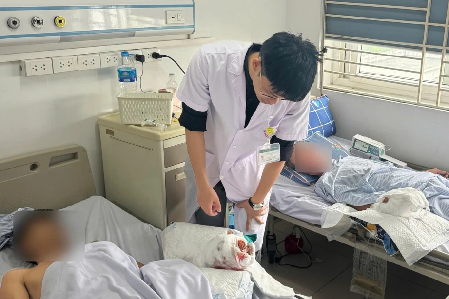 Nam xe ôm bị thang máy nghiền nát bàn tay Nam xe ôm bị thang máy nghiền nát bàn tay