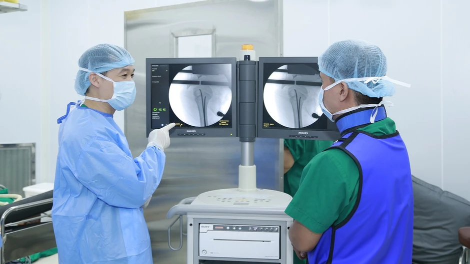 Nắn chỉnh kín và cố định xương bằng đinh nội tủy đàn hồi cho cháu bé bị gãy xương cánh tay Nắn chỉnh kín và cố định xương bằng đinh nội tủy đàn hồi cho cháu bé bị gãy xương cánh tay