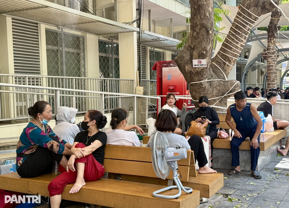 Nắng nóng 40 độ C: Cấp cứu tăng 30%, nhiều người trẻ nhập viện vì say nắng Nắng nóng 40 độ C: Cấp cứu tăng 30%, nhiều người trẻ nhập viện vì say nắng