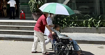 Nắng nóng hơn 40 độ C, có nên uống oresol thay nước?