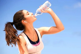 Nắng nóng, uống thật nhiều nước có tốt không?