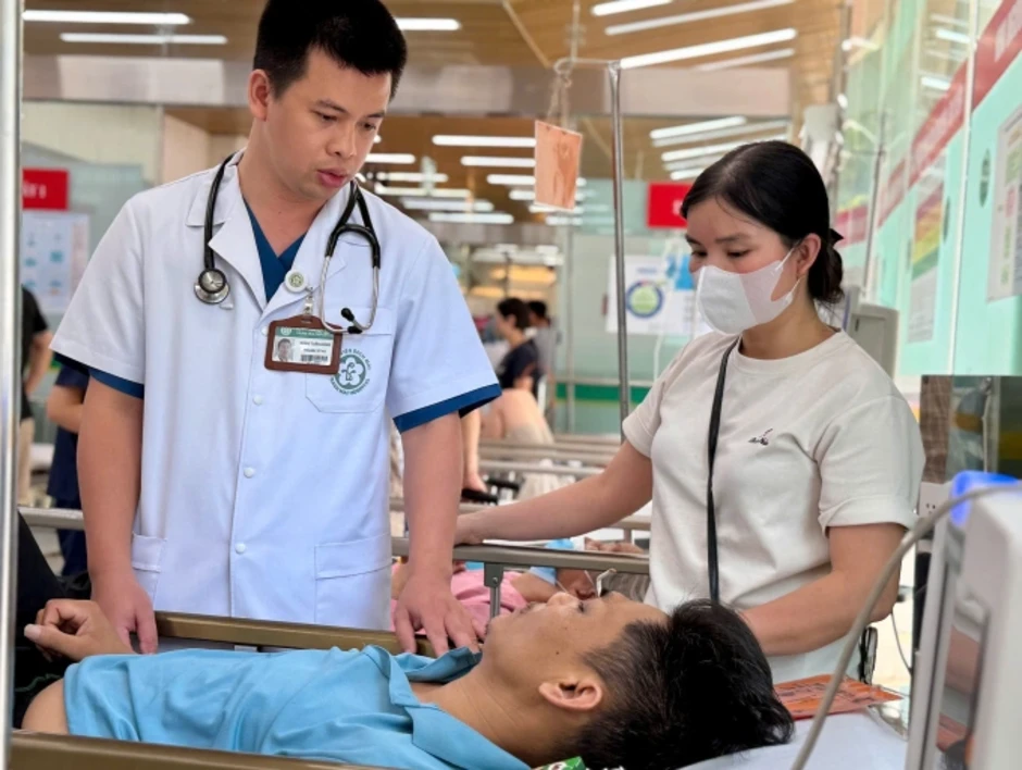 Nắng nóng vắt kiệt sức người, ca nhập viện tăng 30% Nắng nóng vắt kiệt sức người, ca nhập viện tăng 30%