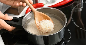 Nấu cơm bằng nước nóng hay nước nguội mới ngon và giàu dinh dưỡng hơn?
