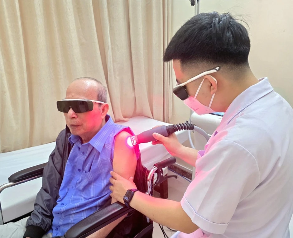 Ngày càng nhiều người bị viêm quanh khớp vai, Bệnh viện Bạch Mai đưa ra giải pháp không cần phẫu thuật, cải thiện sau 5-7 ngày Ngày càng nhiều người bị viêm quanh khớp vai, Bệnh viện Bạch Mai đưa ra giải pháp không cần phẫu thuật, cải thiện sau 5-7 ngày