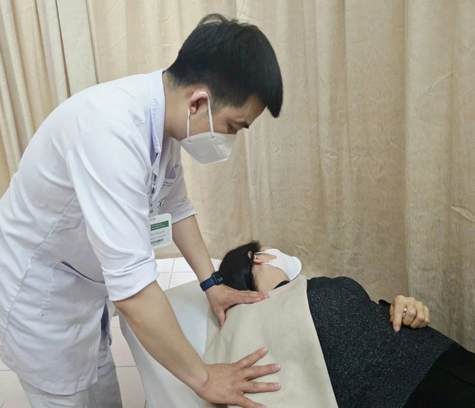Ngày càng nhiều người bị viêm quanh khớp vai, Bệnh viện Bạch Mai đưa ra giải pháp không cần phẫu thuật, cải thiện sau 5-7 ngày Ngày càng nhiều người bị viêm quanh khớp vai, Bệnh viện Bạch Mai đưa ra giải pháp không cần phẫu thuật, cải thiện sau 5-7 ngày