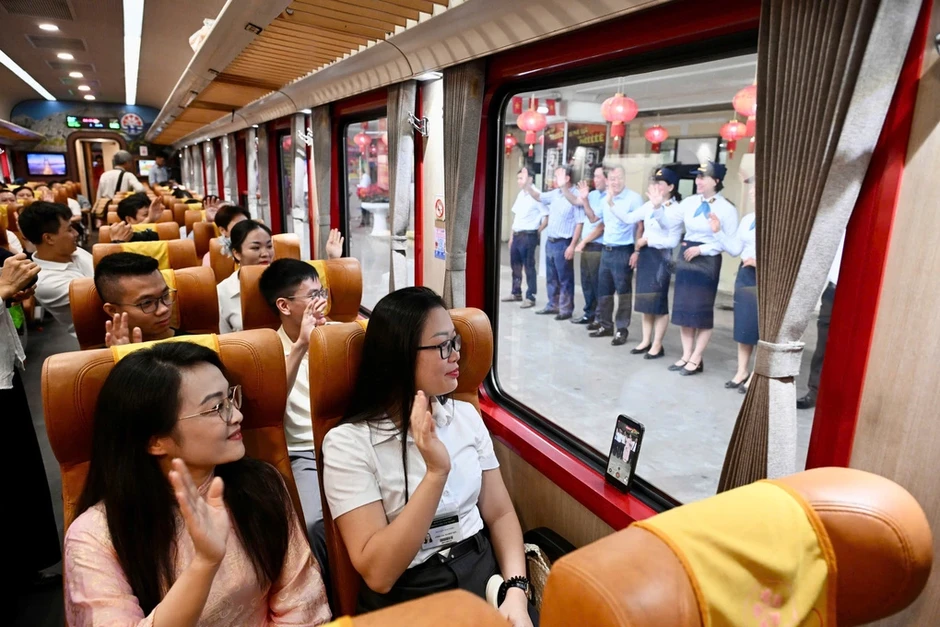 Ngày đầu y bác sĩ Bạch Mai đi làm bằng tàu hỏa Ngày đầu y bác sĩ Bạch Mai đi làm bằng tàu hỏa