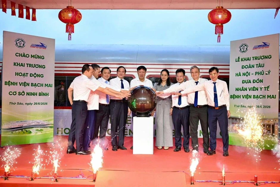 Ngày đầu y bác sĩ Bạch Mai đi làm bằng tàu hỏa Ngày đầu y bác sĩ Bạch Mai đi làm bằng tàu hỏa
