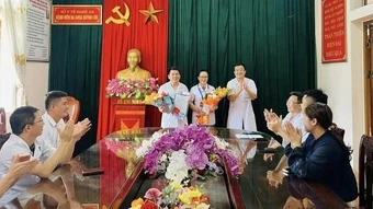 Nghệ An tặng giấy khen 2 cán bộ y tế cứu sống cháu bé ngừng tim tại bãi biển