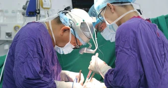 Nghề bác sĩ không phải lúc nào cũng "hoa hồng" như trên phim ảnh