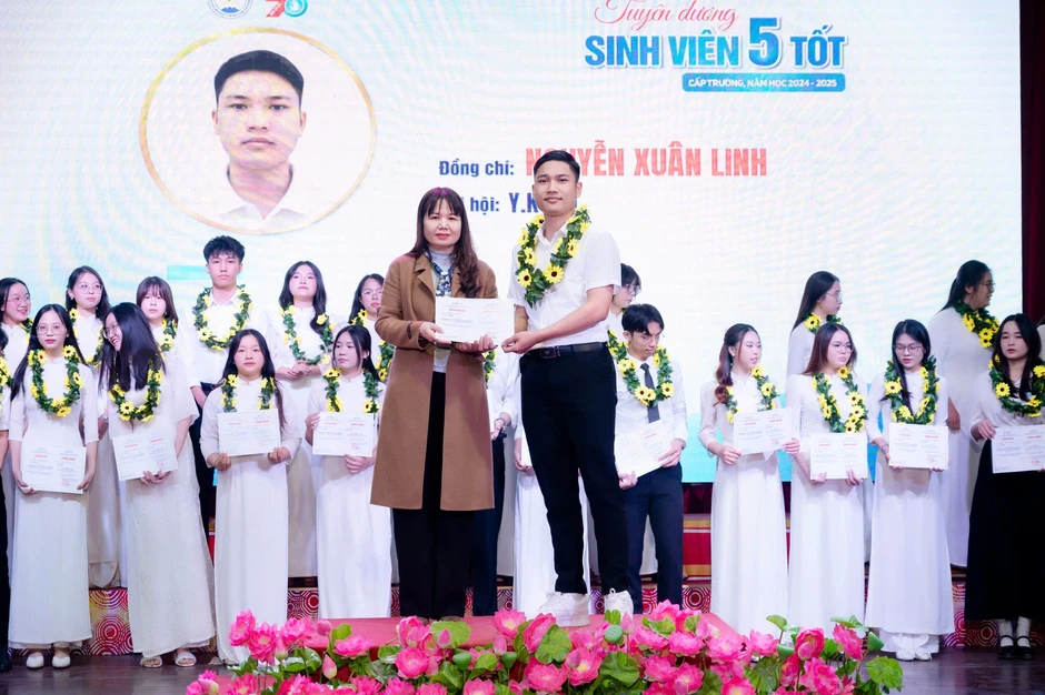 Nghe tiếng kêu cứu ở thác, nam sinh viên y giành lại sự sống cho bé trai Nghe tiếng kêu cứu ở thác, nam sinh viên y giành lại sự sống cho bé trai