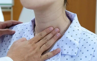 Nghẹn ở cổ họng là dấu hiệu bệnh gì? - Báo TinVina