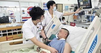 Nghẹt thở cấp cứu người đàn ông ngã gục, ngừng tim ngay phòng cấp cứu
