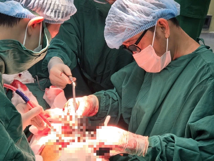 Nghẹt thở cứu ca đứt lìa động mạch cổ, ngưng tim: Ép tim 20 phút, vừa mổ vừa hồi sức