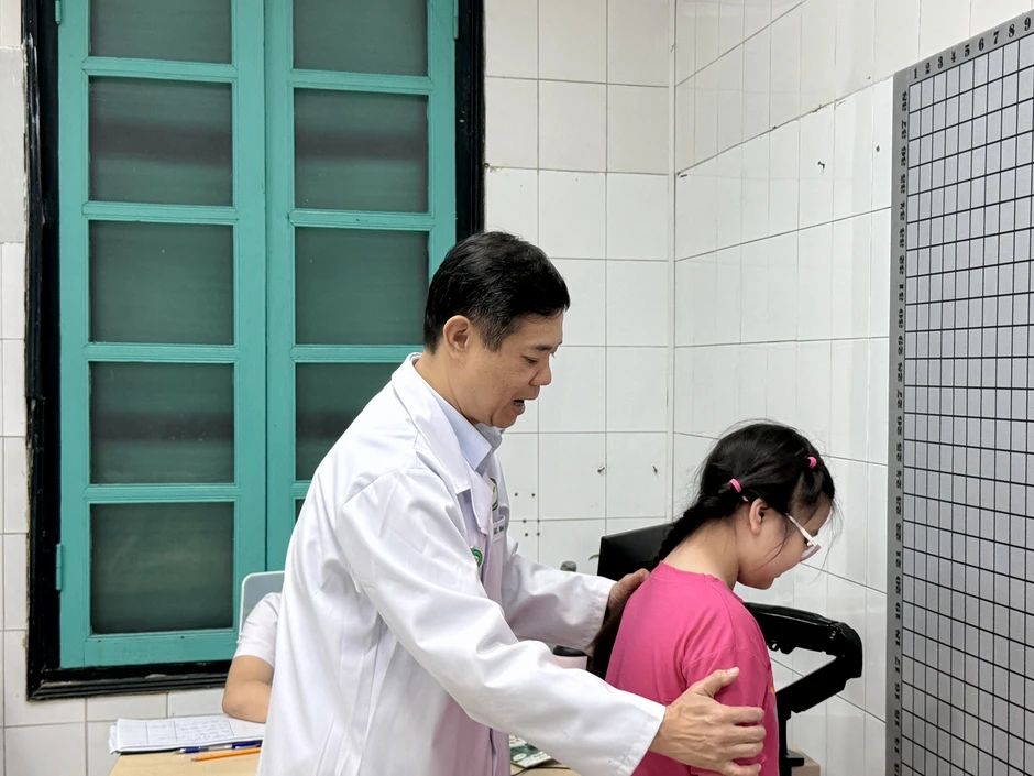 Nghĩ lệch vai nhẹ, nhiều trẻ vẹo cột sống nặng: Bác sĩ chỉ cách phát hiện Nghĩ lệch vai nhẹ, nhiều trẻ vẹo cột sống nặng: Bác sĩ chỉ cách phát hiện