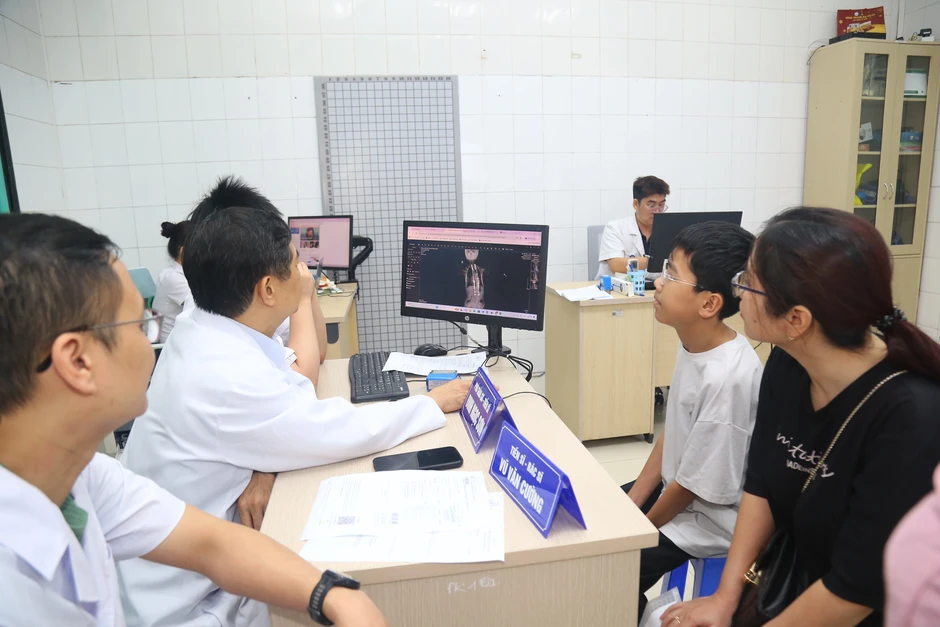 Nghĩ lệch vai nhẹ, nhiều trẻ vẹo cột sống nặng: Bác sĩ chỉ cách phát hiện Nghĩ lệch vai nhẹ, nhiều trẻ vẹo cột sống nặng: Bác sĩ chỉ cách phát hiện