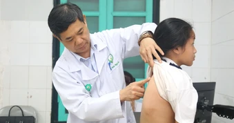 Nghĩ lệch vai nhẹ, nhiều trẻ vẹo cột sống nặng: Bác sĩ chỉ cách phát hiện