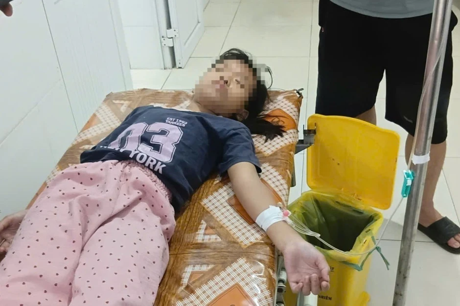 Nghi ngộ độc sau ăn bánh mì, hơn 20 người nhập viện cấp cứu