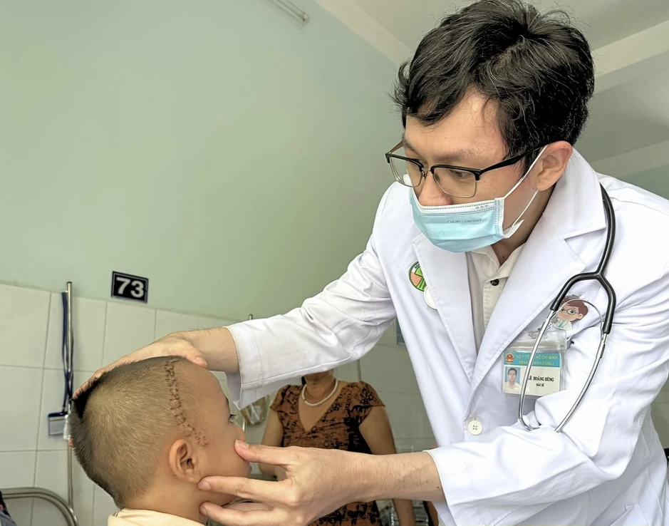 Nghịch ná bắn chim, bé trai 4 tuổi bị bi sắt găm vào sọ não Nghịch ná bắn chim, bé trai 4 tuổi bị bi sắt găm vào sọ não