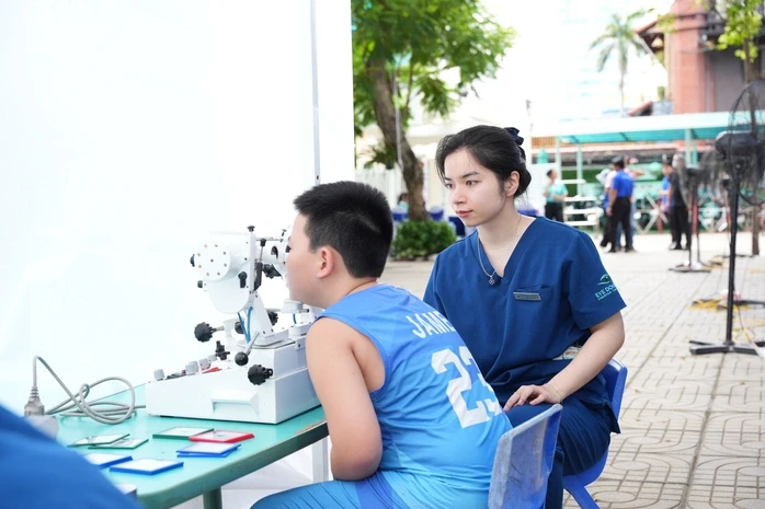 Ngoài đèn học, đâu là nguyên nhân khiến trẻ bị cận thị? Ngoài đèn học, đâu là nguyên nhân khiến trẻ bị cận thị?