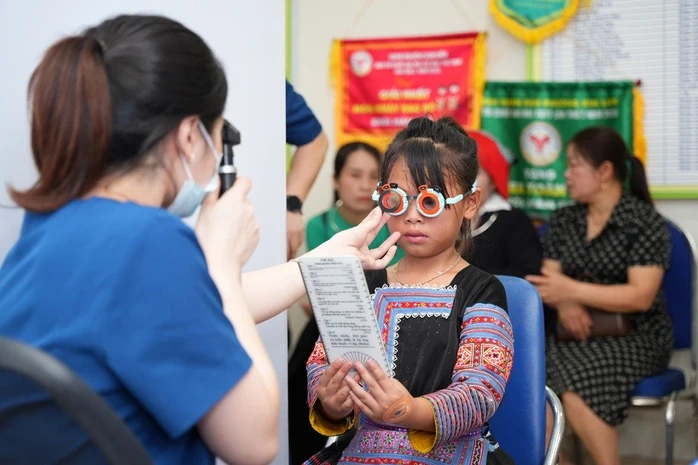 Ngoài đèn học, đâu là nguyên nhân khiến trẻ bị cận thị? Ngoài đèn học, đâu là nguyên nhân khiến trẻ bị cận thị?