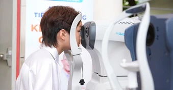 Ngoài đèn học, đâu là nguyên nhân khiến trẻ bị cận thị?