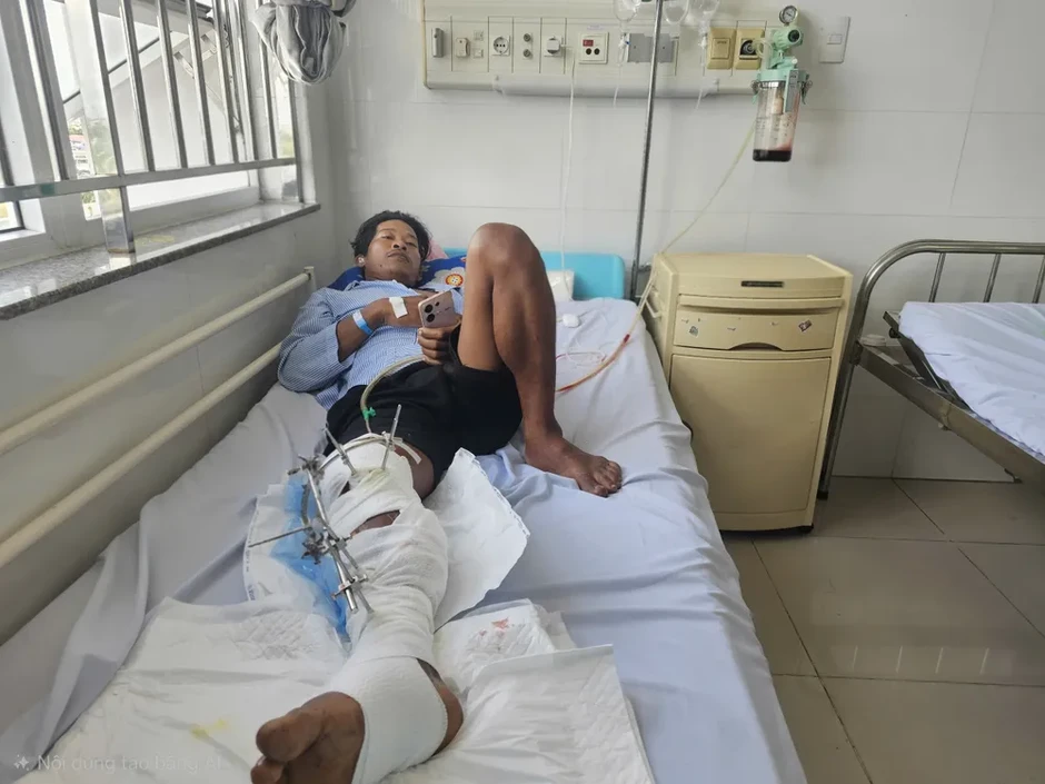 Ngư dân bị cáp tời cuốn nát chân được phẫu thuật cứu chi sau 3 ngày lênh đênh trên biển Ngư dân bị cáp tời cuốn nát chân được phẫu thuật cứu chi sau 3 ngày lênh đênh trên biển