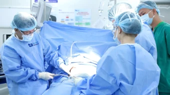 Ngực lõm chèn ép tim, phổi thiếu niên - Báo TinVina