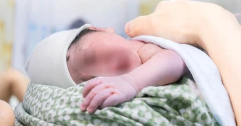 Người bố hiếm muộn vì nguyên nhân khó ngờ đón con đầu lòng ở tuổi 57