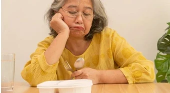 Người cao tuổi chán ăn, có nên dùng nhân sâm, tổ yến thay thế