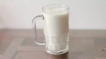 Người cao tuổi mắc bệnh xương khớp, tiểu đường có nên uống sữa? - Báo TinVina
