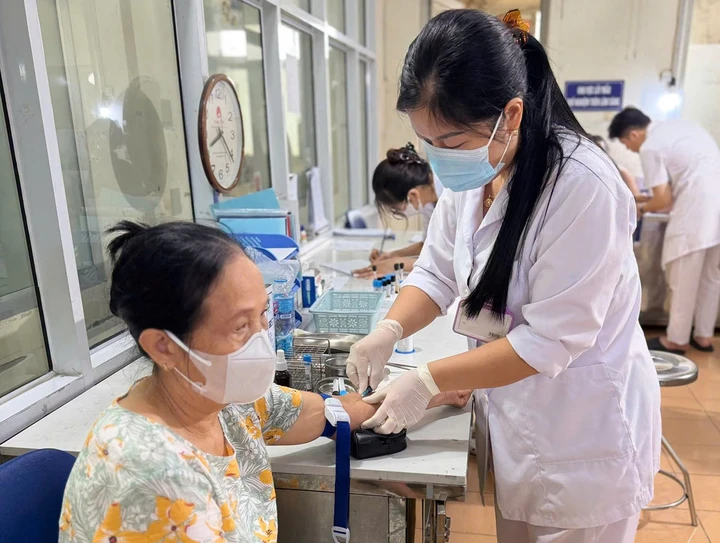 Người cao tuổi, người bệnh nặng sẽ được khám sức khỏe tại nhà