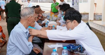 Người cao tuổi, người yếu thế vùng Đất Mũi được khám bệnh, đi “siêu thị 0 đồng”
