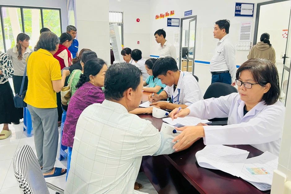 Người dân Côn Đảo được khám sức khỏe, lập hồ sơ điện tử Người dân Côn Đảo được khám sức khỏe, lập hồ sơ điện tử