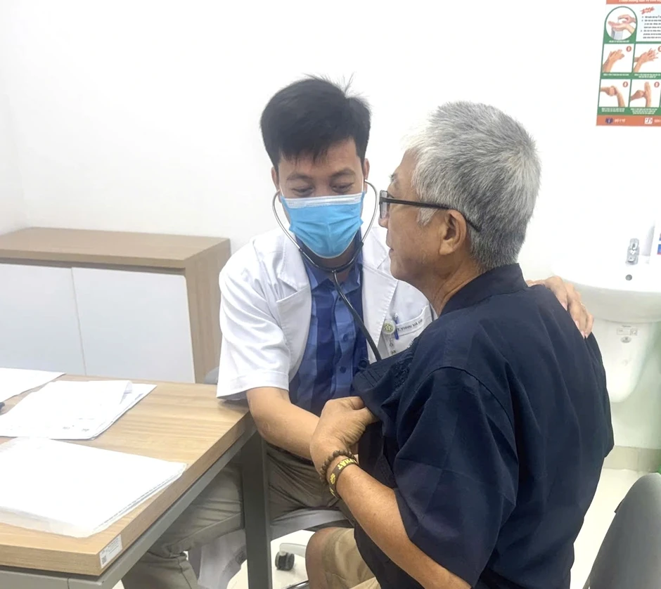 Người dân háo hức khám "bác sĩ Bạch Mai" tại Ninh Bình Người dân háo hức khám "bác sĩ Bạch Mai" tại Ninh Bình