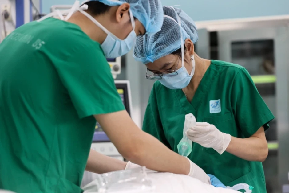 Người đàn ông 40 tuổi dị dạng 'cậu nhỏ' vì tiêm silicon tăng kích cỡ