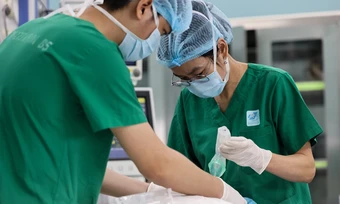Người đàn ông 40 tuổi dị dạng 'cậu nhỏ' vì tiêm silicon tăng kích cỡ