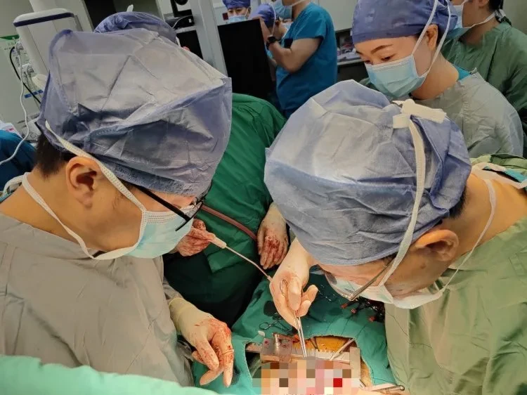 Người đàn ông 51 tuổi khổ sở vì "khối u" tim lỗ chỗ như tổ ong bắp cày, bác sĩ tức giận: Bệnh từ miệng mà ra! Người đàn ông 51 tuổi khổ sở vì "khối u" tim lỗ chỗ như tổ ong bắp cày, bác sĩ tức giận: Bệnh từ miệng mà ra!