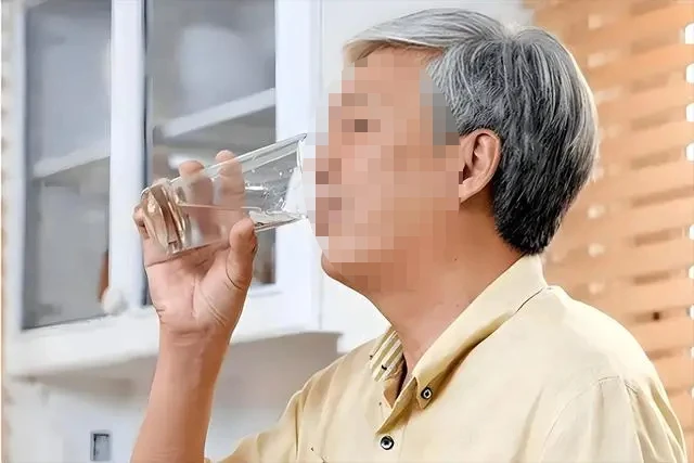 Người đàn ông 58 tuổi uống nước mỗi sáng, không bao lâu sau qua đời vì suy thận