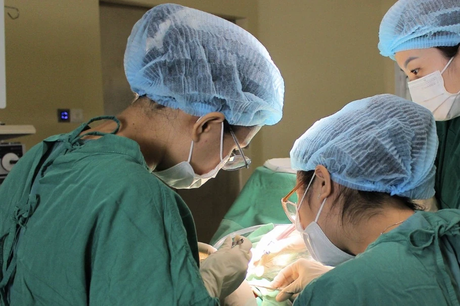 Người đàn ông bị thanh sắt rơi từ trên cao trúng mặt nguy kịch Người đàn ông bị thanh sắt rơi từ trên cao trúng mặt nguy kịch